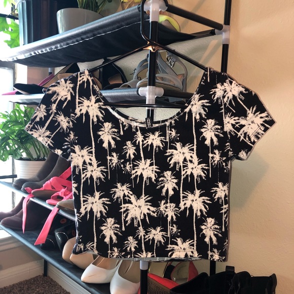 Black&White Stretch Crop Top w/PalmTree Design 🌴 - Picture 3 of 4
